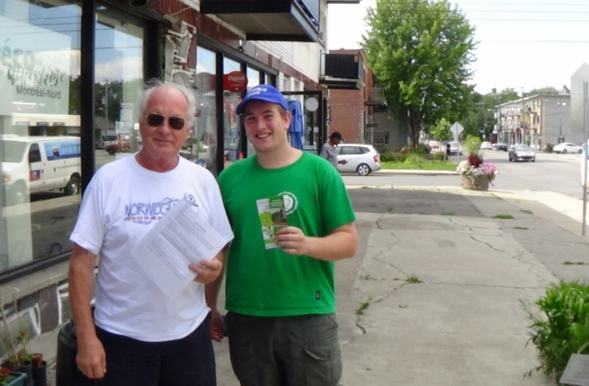 Le patrouilleur et un acheteur de lilas japonais à Montréal-Nord. Crédit photo: Éco-quartier de Montréal-Nord